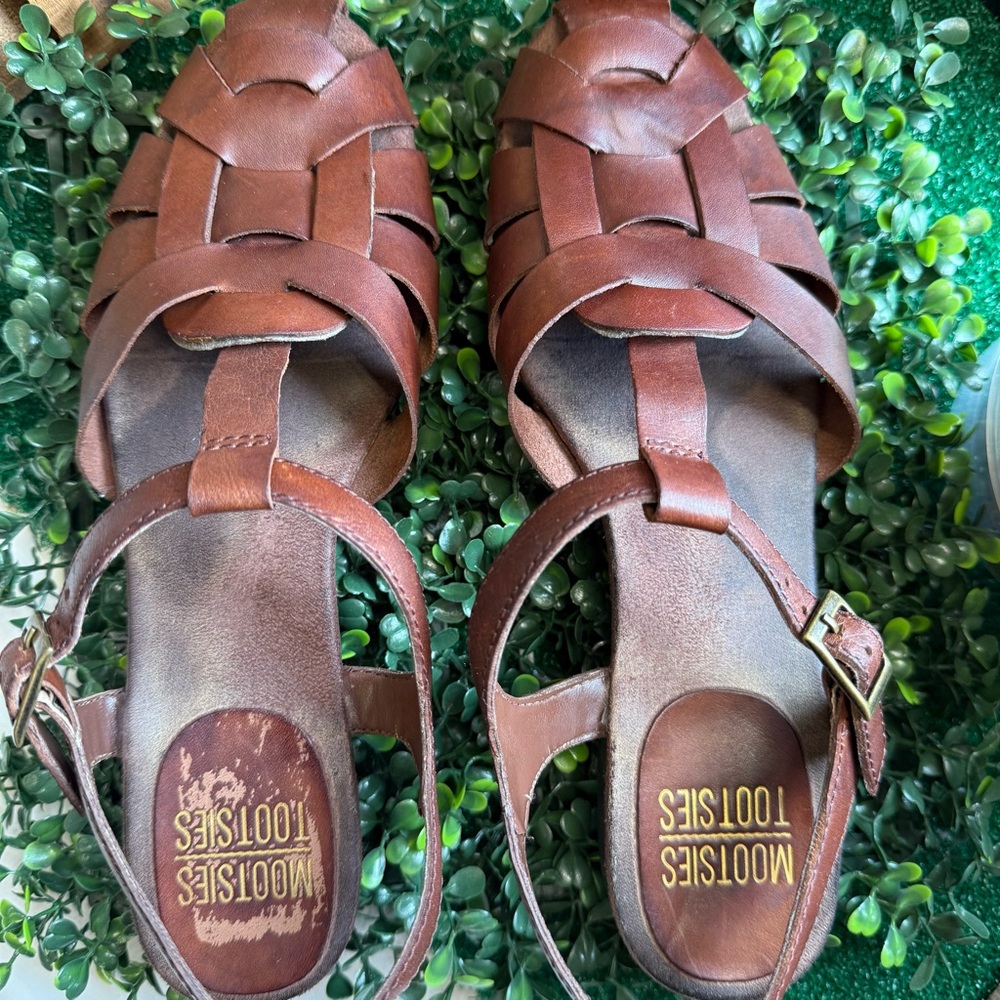 Vintage 90s Brown Leather Mootsies Tootsies Sandals 8
